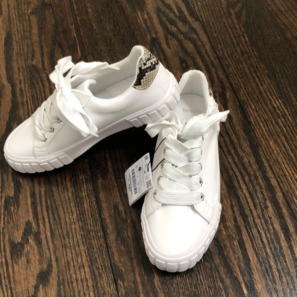 New w/ Tags White Sneaker w/ Snake Skin  size 5